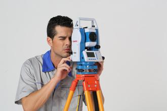 以下是CTS-622全站儀操作的關鍵點：   1.測量之前，應將電池充滿電并使用專用充電器充電。   2.設置儀器并完成居中和水平的兩個任務。   3.啟動：啟動后必須設置水平轉盤和垂直轉盤的指示器。   4.設置儀器參數：設置觀察條件參數，通信條件參數和測量單位。   5.對于角度測量：選擇水平角度顯示模式和水平刻度盤讀數的設置。   6.距離測量：應根據測量要求設置天氣校正，棱鏡類型，棱鏡常數和返回信號檢測，并選擇距離測量模式。   7.在坐標測量期間：（1）設置天氣校正，棱鏡類型，棱鏡常數，測距模式和返回信號的檢測。  （2）輸入儀器高度，棱鏡高度，測站數據，后視點坐標，并設置起始方向坐標的方位角。   8.放樣測量期間：設置水平刻度盤的讀數并選擇放樣模式。